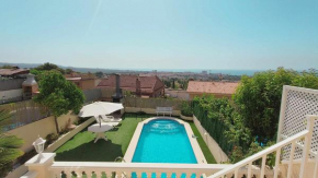 Pareada con piscina privada y con vistas